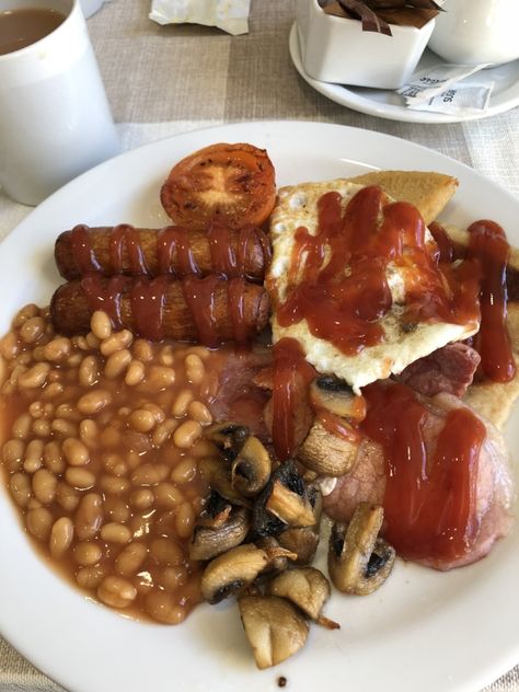 Ireland has so much amazing food to offer! Pictured: a typical Irish breakfast. #irelandfood #irelandeats #irishfood Ireland People, Backpacking Ireland, Ireland Culture, Ireland Weather, Kilkenny Ireland, Ireland Hotels, Ireland Food, Ireland Beach, Food Van