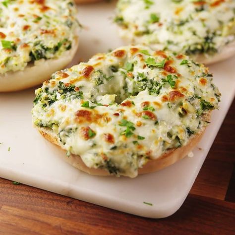 Cheesy Spinach Artichoke Bagels - Cooking TV Recipes Bagel Sandwich Recipes, Easy Vietnamese Recipes, Onion Bagel, Crescent Breakfast, Recipes Sandwiches, Breakfast Tart, Smoked Salmon Bagel, Bagel Toppings, Lenten Recipes