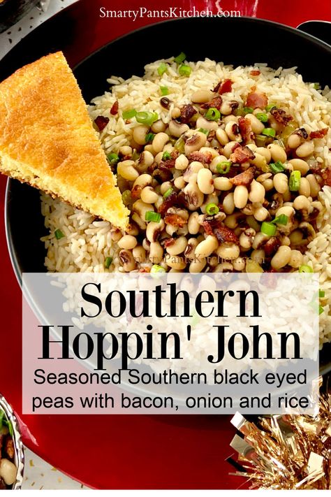 Hoppin' John in black bowl with a slice of cornbread. Hoppin John Recipe With Bacon, Hopping John Recipe Black Eyed Pea, Easy Hoppin John Recipe, Hoppin John Recipe Southern Style, Black Eyes Peas, Peas With Bacon, Southern Black Eyed Peas, Hoppin John Recipe, Texas Recipes