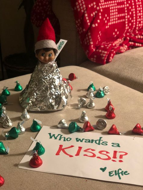 Free Kisses Elf On The Shelf, Elf Ideas With Hershey Kisses, Elf On The Shelf Ideas Using Hershey Kisses, Elf Hershey Kiss Idea, Elf And Hershey Kisses, Elf With Hershey Kisses, Elf Kisses Ideas, Elf On The Shelf Ideas Hershey Kisses, Elf On The Shelf With Hershey Kisses