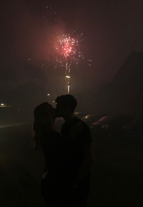 Couple foto op New Year’s Eve - Firework New Year Kiss Aesthetic, Black And White Kiss Aesthetic, Couples On New Years, New Years Couple Goals, New Years Eve With Boyfriend, New Year Eve Couple Pictures, New Years Eve Kiss Aesthetic, Couple Nye Photo, New Years Aesthetic Couple