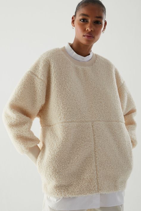 Fuss-free and comfort-focused. Made from a fleece wool mix, this teddy sweatshirt is elevated with a subtle panelled design. #teddy #fussfree #fleece #style #fashion Collar Under Sweater, Mode Mantel, Beige Sweatshirt, Teddy Fleece, Creation Couture, Grey Outfit, Looks Street Style, Shirt Collar, Colorful Fashion