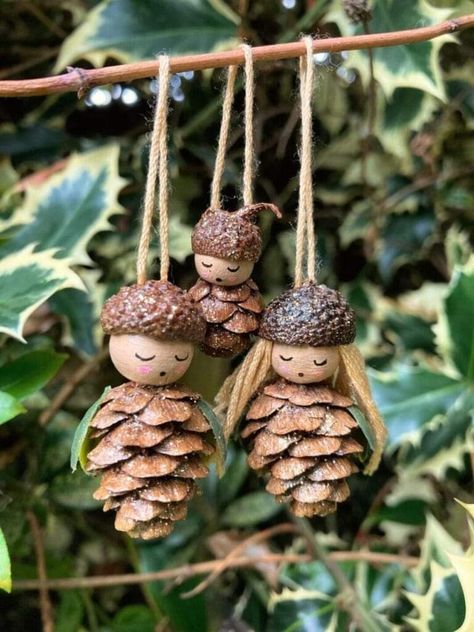 Pinecone Crafts Christmas, Pine Cone Christmas Tree, Pine Cone Art, Acorn Crafts, Handmade Christmas Crafts, Cones Crafts, Pine Cone Crafts, Natural Christmas, Autumn Crafts