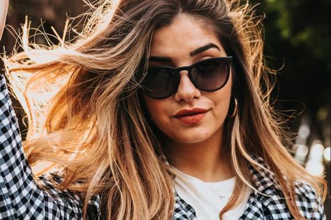 26 Ways To Feel More Attractive If You Consider Yourself... Keratin Bond Extensions, Keratin Bond Hair Extensions, Keratin Extensions, Unique Eyeglasses, Keratin Hair Extensions, Trendy Eyewear, Color Rubio, Photography Jobs, Hair Appointment