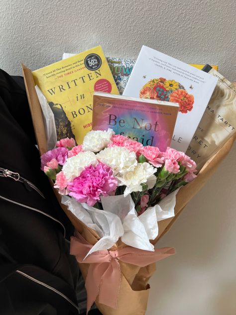 Book Bouquet, Valentines Date Ideas, Gift Inspo, Dream Gift, Flower Therapy, Date Ideas, Diy Birthday Gifts, Book Girl, Diy Birthday