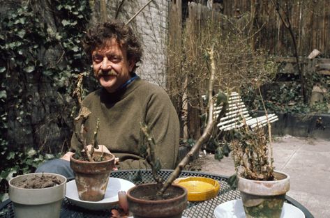 Kurt Vonnegut's Advice for Making the Most of Your Day Slaughterhouse Five, Sensory Details, Thank You Email, Peter O'toole, Kurt Vonnegut, When You Are Happy, Writers And Poets, Tom Clancy, Get In Shape