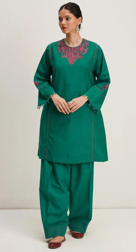 Kurta Shalwar Design Women, New Shalwar Design 2024, Winter Woolen Suits For Women Indian, Winter Kurti Design, Winter Suit Design For Women Pakistani, Pashmina Suits Embroidery, Woolen Suit Design, Kameez Shalwar Designs For Women, Winter Kurta Designs For Women