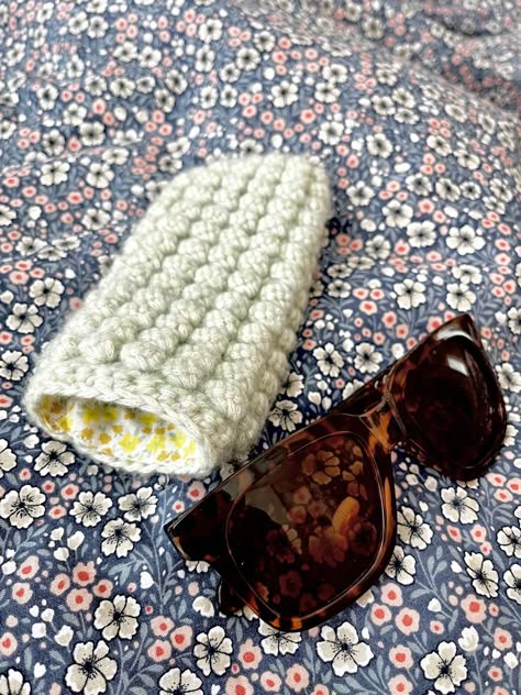 Bobble Stitch Tutorial, Yarn Purse, Crochet Clutch Pattern, Bobble Crochet, Crochet Bobble, Makeup Brush Bag, Crochet Business, Crochet Clutch, Crochet Inspo