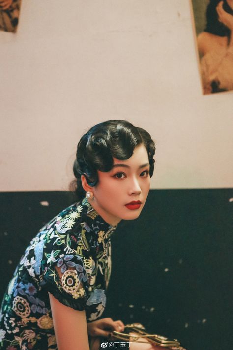 Shanghai Hairstyle Vintage, Old Shanghai Hairstyle, Cheongsam Aesthetic, Qipao Hairstyle, Vietnamese Hairstyles, Cheongsam Hairstyle, Old Shanghai Style, Finger Waves Short Hair, Finger Wave Hair