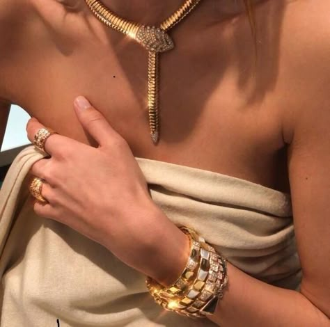 bvlgari Vanessa Abrams, Women Celebrities, Jenny Humphrey, Outfits Minimalist, Celebrities Fashion, Catty Noir, Serena Van Der Woodsen, Chuck Bass, Gold Girl