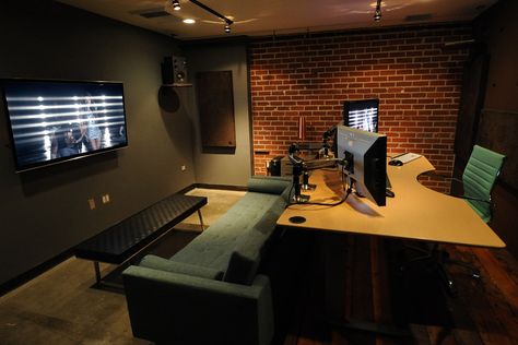 Video Editing Office Ideas, Editing Room Design, Video Editing Room, Home Office Media Room, Editing Bay, Edit Suite, Video Editing Studio, Video Editing Suite, Editing Room