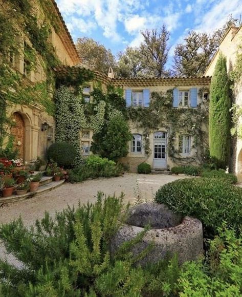 French Notes, French Homes, Mediterranean Garden Design, France Vacation, Italy House, Exterior Inspiration, Rustic Italian, Mediterranean Design, Italian Countryside