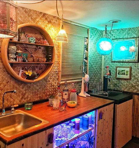 Tiki Bathroom Decor, Tiki Hut Decor, Tiki Kitchen Ideas, Tiki Bathroom Ideas, Indoor Tiki Bar, Outside Tiki Bar, Modern Tiki Bar, Tiki Bathroom, Tiki Room Decor