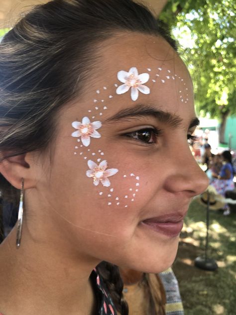 Face Painting Cute Simple, Cool Easy Face Paint Ideas, Aesthetic Face Paint Ideas Easy, Easy Halloween Facepainting, Easy Flower Face Painting, Face Painting Patterns, Face Paint Bubbles, Face Paints Easy, Face Paint Simple Ideas