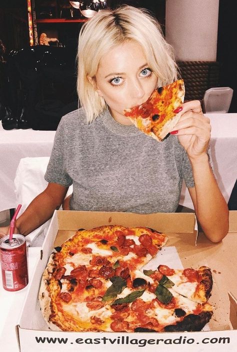 Gluten intolerance? Gluten free? Everyone is these days, but THESE things may actually be causing it... Dinner Pizza, Ny Style Pizza, Pizza Girls, Caroline Vreeland, Gluten Allergy, Food Park, Friday Night Dinner, Food Photoshoot, Eating Pizza