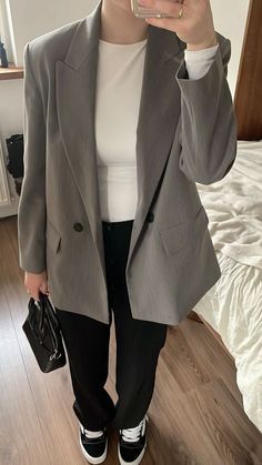 Blazer Grey Outfit Women, Outfit Avec Blazer, Black Pantalon Outfit, Outfits With Vans Knu Skool, Outfit Blazer Noir, Black White And Grey Outfits, Grey Blazer Outfits For Women, Vans Outfit Aesthetic, Zara Blazer Outfit