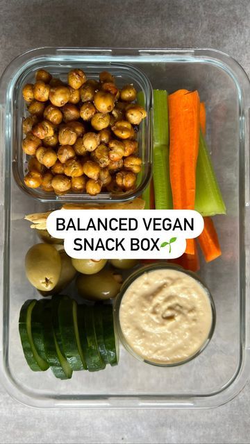 Vegetarian Snack Plate, Vegan Snack Plate, Easy Vegan Snack, Vegan Snack Box, Vegan Protein Snacks, Charcuterie Lunch, Veggie Protein, Vegan Plate, Fruit And Veggies