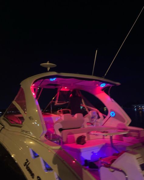 Pink Yacht Party, Pink Boat Aesthetic, Birthday On Yacht, Pink Boat Party, Yacht Party Aesthetic, Yacht Night, Pink Yacht, Yacht Birthday, Night Time Aesthetic