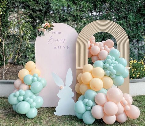 Easter Balloon Decorations, Easter Balloon Decor, Easter Photo Backdrop, Backdrop Balloons, Easter Birthday Party, Bunny Birthday Party, Easter Backdrops, Easter Event, Easter Party Decor