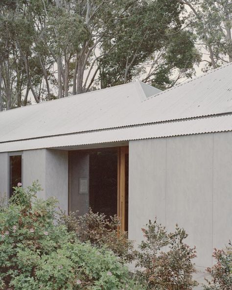 Edition Office, Rory Gardiner · Mossy Point House · Divisare Pigmented Concrete, Fibre Cement Cladding, External Cladding, Concrete Architecture, Three Bedroom House, Outdoor Dining Spaces, Gable Roof, The Local Project, Concrete House