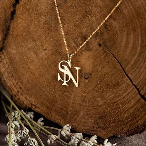 Unforgettable Anniversary Gift Ideas For Your Parents - Pyaari Weddings Necklace Couple, Friend Anniversary, Couple Name, Personalized Gold Necklace, Couple Necklace, Couple Necklaces, Rose Gold Chain, Monogram Necklace, Letter Pendants