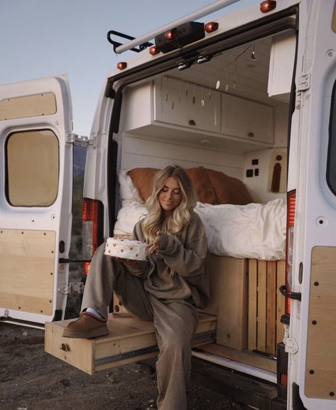 Vanlife Wardrobe, Van Life Outfits, Road Trip Aesthetic Outfit, Van Life Vision Board, Roadtrip Outfit, Traveling In A Van Aesthetic, Aesthetic Van Life Pictures, Roadtrip Outfits, Gronala Girl Fall