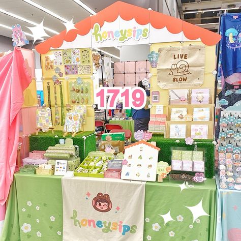 I’m so grateful to be back at Otakuthon in Montreal! You can find me in my little house at booth 1719! 🏠🐻 (End of aisle 1700 near the washrooms) I have a new sticker book, lots of new stickers, and new keychains here that I’m so excited to debut 🥹 hope to see some of you there!! Exibition Stalls Ideas, Art Booth Display, Market Setup, Artist Alley Table, Sticker Display, Market Booth Display, Artist Alley Keychain Display, Merch Ideas, Festival Booth Display