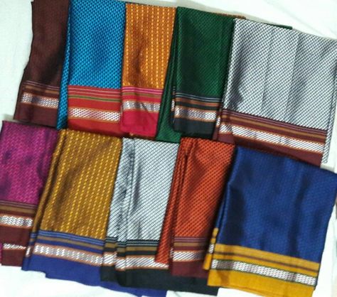 Khun (Khann) fabric, used specially for saree blouses in Maharashtra and Karnataka. Various colour combinations makes this a versatile blouse. Irkal Saree Blouse Pattern, Irkal Saree, Unique Sketches, Jacket Style Kurti, Lenin Sarees, Maharashtrian Saree, Indian Blouses, India Saree, Maharashtrian Jewellery