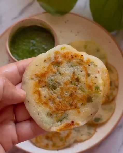 Click Good Food By Bharti Jain. on Instagram: "4 Instant Rava Breakfast Recipe Ideas for Healthy Weight Loss 1. Instant Rava Chilla | Suji Cheela for Healthy Breakfast!! Ingredients Semolina (1 cup) Curd (1/2 cup) Water coriander leaves 1 onion (finely chopped) 1 green chilli (finely chopped) 1 capsicum (finely chopped) 1 tsp eno salt to taste 1 tsp mustard seeds Curry leaves Oil 2. Palak Paneer cheela!! Ingredients 1 cup semolina (rava / sooji) 1 cup palak puree 1/2 cup curd 1/2 tsp ginger Breakfast Recipe Ideas, Breakfast Ingredients, Mustard Seeds, Green Chilli, Coriander Leaves, Curry Leaves, Breakfast Recipe, Palak Paneer, Healthy Weight