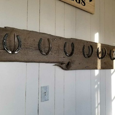 Old barnwood and horseshoe coat rack Horse Shoe Coat Racks, Horseshoe Coat Rack, Realistic Home Decor, Western Bathroom, Realistic Home, Diy Coat Rack, Baby Clothes Hangers, Horseshoe Projects, Auction Projects