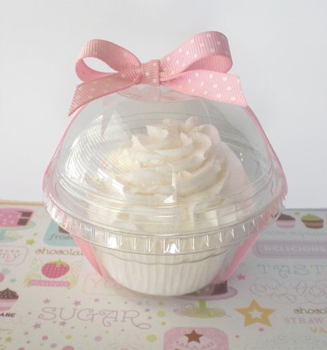 Home Baked Goods, Fall Bake Sale, Wedding Cake Favors, Cupcake Container, Green Cupcakes, Heart Cupcakes, Gold Nursery, Candy Cakes, Bakery Packaging