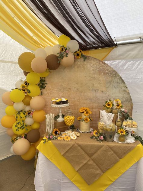 Sunflower Backdrop Ideas With Balloons, 18th Birthday Sunflower Theme, Sunflower 18th Birthday Party, Sunflower And Boots Party, Sunflower Fall Baby Shower Ideas Girl, Fall Sunflower Birthday Party Ideas, Sunflower Themed Birthday Party Ideas, Sweet 16 Party Ideas Sunflowers, Graduation Party Ideas Sunflowers