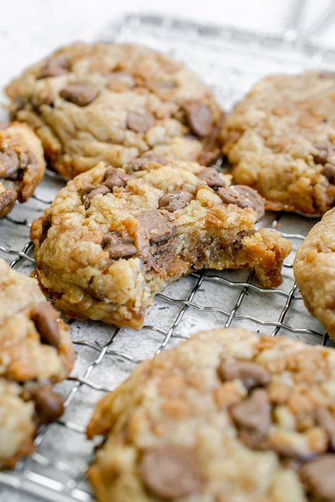 Skor Cookies - fitandfull.ca Skor Recipes Toffee Bits, Skor Toffee Bits Recipes, Recipes With Skor Bits, Cookies With Skor Bits, Skor Bit Cookies, Skor Dessert Recipes, Skor Bits Recipes, Skor Cookies Recipes Toffee Bits, Skor Recipes