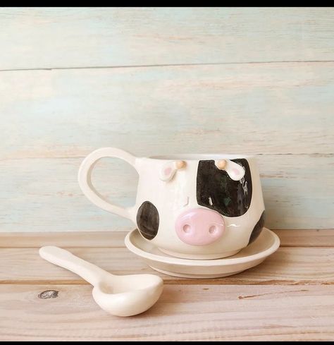 Cow Pottery Ideas, Cow Mug Pottery, Animal Ceramic Mugs, Ceramic Animal Mug, Animal Mugs Ceramic, Cow Ceramics, Cow Pottery, Cow Mugs, Cow Cup