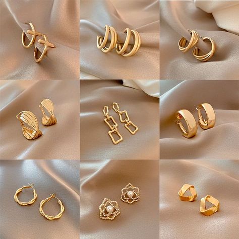 خواتم خطوبة, Small Earrings Gold, Unique Gold Jewelry Designs, Gold Earrings Models, Fancy Jewellery Designs, Hot Jewelry, Classy Jewelry, Fancy Jewellery, Gold Earrings Designs