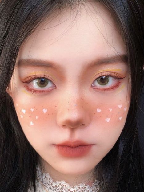 Korean Christmas makeup look: cute reindeer Christmas Makeup Looks Simple, Christmas Eyeliner, Creative Christmas Makeup, Eyeliner Creative, Simple Christmas Makeup, Makeup Looks Christmas, Grinch Makeup, Reindeer Makeup, Makeup Looks Winter