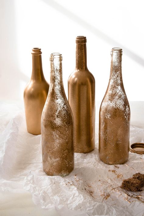 Comment recycler une bouteille de vin en vase ? – DIY décoration de table – Madamcadamia Reuse Wine Bottles, Vase Diy, Deco Champetre, Diy Spray Paint, Diy D, Diy Vase, Diy Decor Crafts, Diy Table, Cabaret