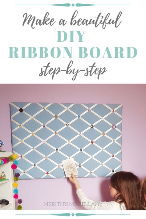 Ribbon Photo Board, Diy Ribbon Bulletin Board, Fabric Photo Board, Picture Board Ideas Diy, Picture Board Diy, Photo Board Diy, Photo Pin Board, Diy Picture Board, Diy Pin Board Ideas