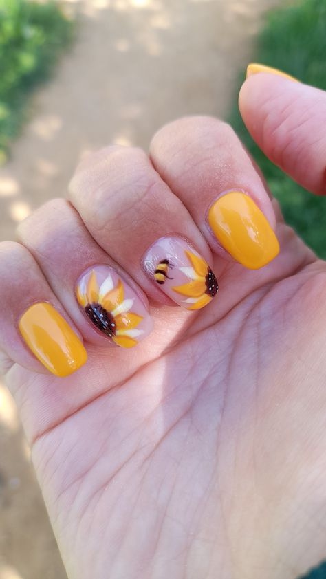 Nail Designs With Bees, Gel Nail Designs Sunflower, Wedding Nails With Sunflowers, Wedding Nails For Bride Sunflower, Sunflower Nail Ideas Short, Sunflowers On Nails, Nails Bumble Bee, Sunflower Dip Nails, Sunflower Accent Nails