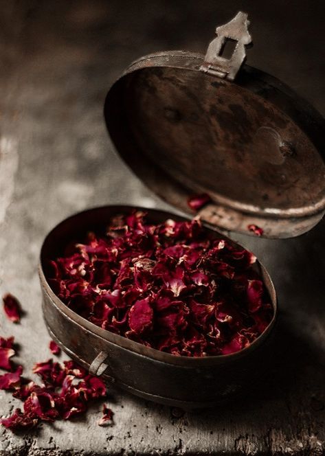 Herbal Apothecary, Keramik Design, Flower Food, Indian Aesthetic, Edible Flowers, Handmade Soap, Rose Petals, Food Styling, Ayurveda