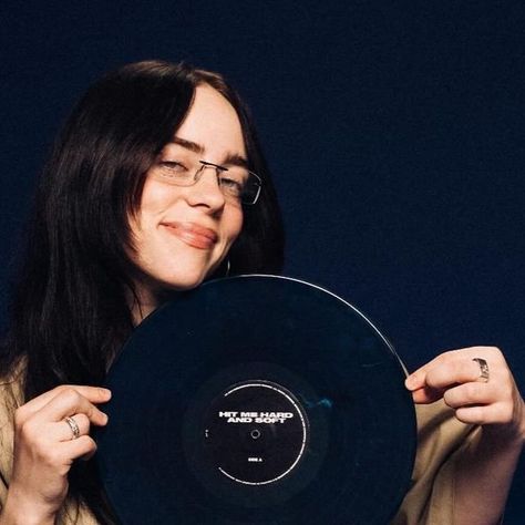 BILLIE EILISH TOURS on Instagram: "Billie photographed with her exclusive ‘HIT ME HARD AND SOFT’ Vinyl!   — @billieeilish #billieeilish" Billie Eilish Pfp, Billie Eilish Blue, Natalie Jane, Good Pfp, Billie Eilish Aesthetic, Oh Who Is She, Sweet 16th Birthday, Pretty Celebs, Billie Eilish Wallpaper