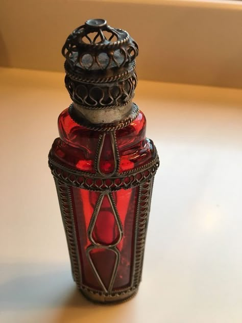 Red Perfume Bottle, Red Perfume, Perfume Vintage, Magic Bottles, Beautiful Perfume Bottle, Antique Perfume Bottles, Fantasy Props, Magic Aesthetic, Scroll Work