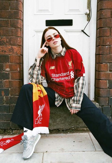 Street Style Sporty, Liverpool Kit, Street Football, Fashion Collection Inspiration, Football Jersey Outfit, Vintage Football Shirts, Football Fashion, Aesthetic Grunge Outfit, Jersey Outfit