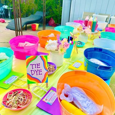 Kids Tie Dye Party, Tie Dye Birthday Party, Tie Dye Birthday, Groovy Birthday, Tie Dye Party, How To Tie Dye, Art Birthday Party, Kids Tie Dye, Tie Dye Diy