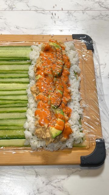 Sushi Toppings, Cucumber Wraps, Cucumber Sushi Rolls, Breakfast Sushi, Vegan Sushi Rolls, Cucumber Sushi, Sushi Vinegar, Vegan Food List, Vegan Japanese