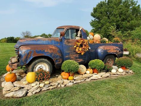 Fall Yard Art, Farm Signs Entrance, Cabinet Decor Ideas, Old Truck Photography, Chic Bedroom Ideas, Halloween Wreath Ideas, Outside Fall Decorations, Tractor Decor, Fall Yard