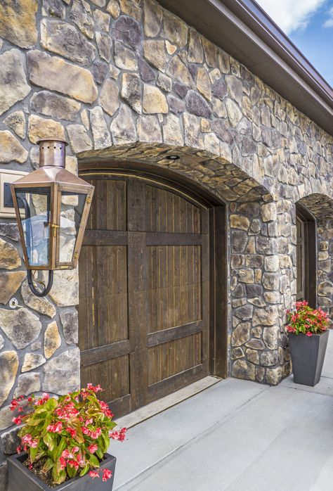 The rugged look of Dressed Fieldstone complements any natural environment. Its rich texture and range of color enhance a multitude of architectural designs. Stone Panels Exterior, Pueblo House, Masonry Design, Cement Sculpture, Stones Wall, Manufactured Stone Veneer, Stone Wall Design, Stone Exterior, Wolf Creek