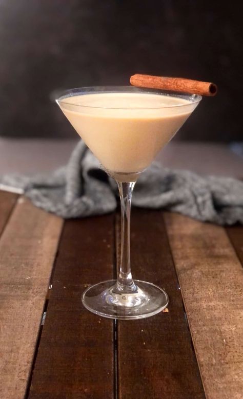 If you love Baileys Irish cream and eggnog then you are in for a treat with this Creamy Baileys eggnog! Pizzelle Cannoli, Roast With Au Jus, Prime Rib Roast Recipe Ovens, Boneless Prime Rib, Baileys And Vodka, Boneless Prime Rib Roast, Classic Carrot Cake Recipe, Baileys Drinks, Classic Carrot Cake