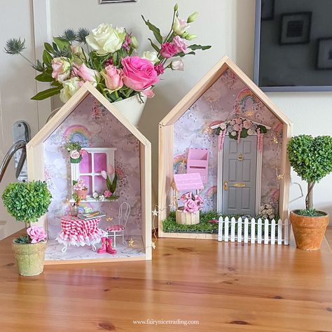 Fairy house Mini Craft House, Fairy Box Ideas, Mini Box Diy, Mini House Diy, Diy Fairy House, Fairy Door Accessories, Diy Fairy Door, Room Box Miniatures, Fairy House Crafts