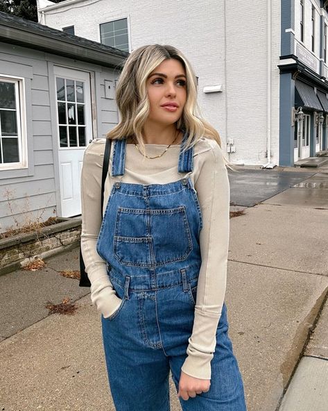 22  Chic Overalls Winter Outfit Ideas (2025) - DrExplains Jean Overalls Outfit Fall, Wide Leg Overalls Outfit Winter, Styling Overalls Winter, Short Overalls Outfit Fall, Levis Overalls Outfit, Overall Outfits Women, Denim Overalls Outfit Winter, Jeans Overall Outfit, Overalls Winter Outfit